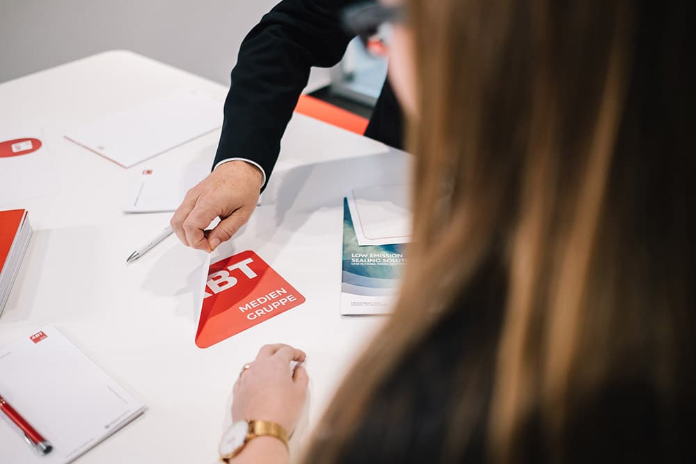 Tisch auf dem Aufkleber blasenfrei und faltenfrei aufgeklebt sind und sich einfach ablösen lassen.