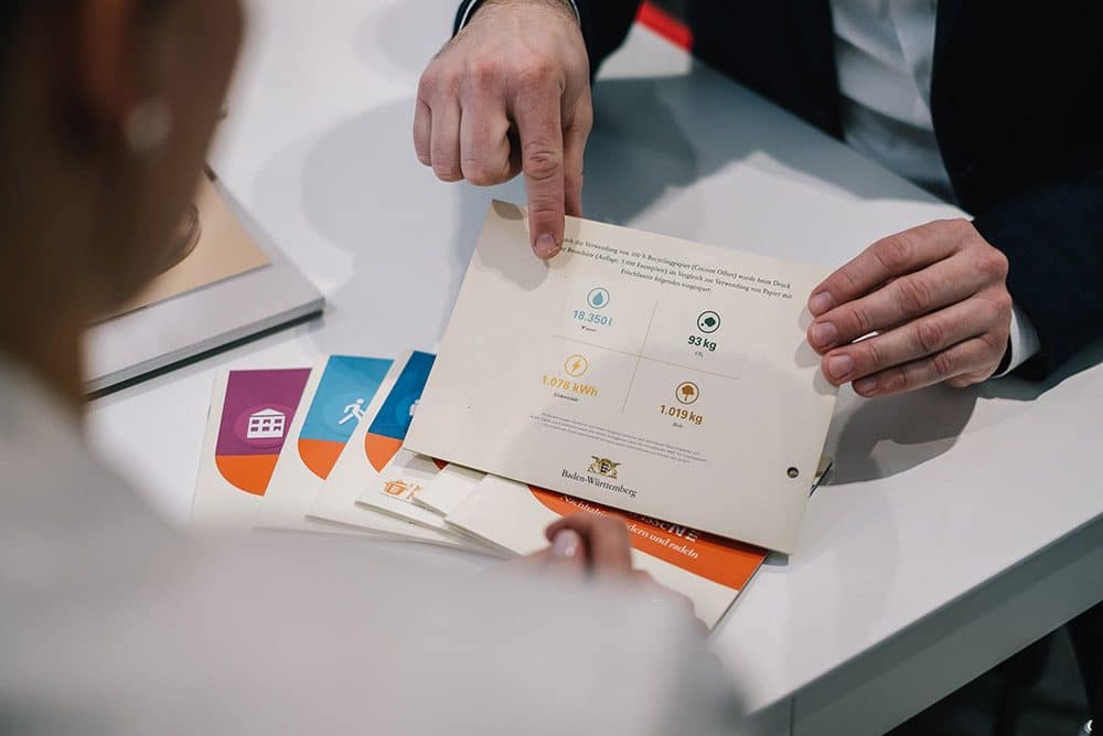 Gestaltete Drucksachen aus einer Druckerei werden präsentiert