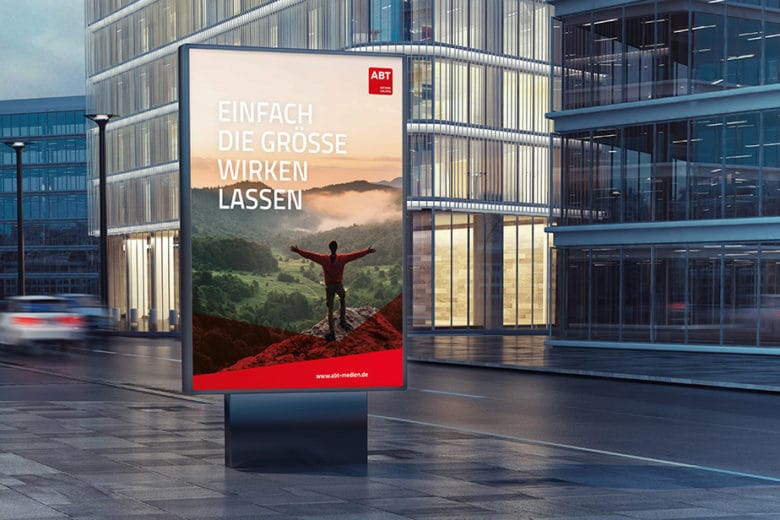 gedrucktes Displays, beziehungsweise Großflächenplakat an einer Straße mit Werbung