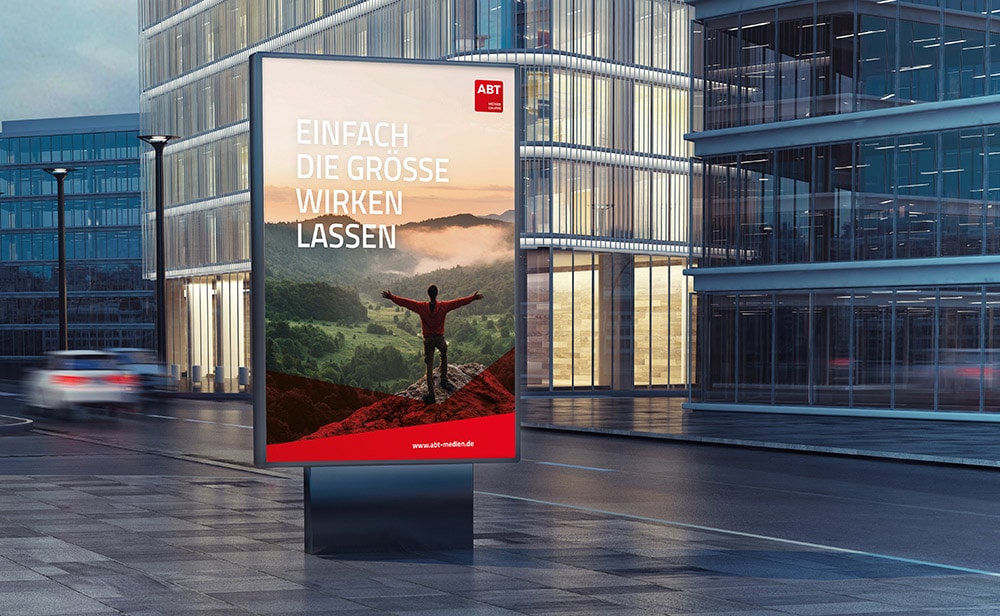 gedrucktes Displays, beziehungsweise Großflächenplakat an einer Straße mit Werbung