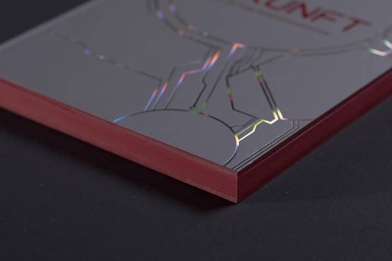 Ein Ausschnitt von einem sehr hochwertig gedruckten und veredelten Buch mit rotem Farbschnitt am Rand und Folienprägung aus der Druckerei in Mannheim