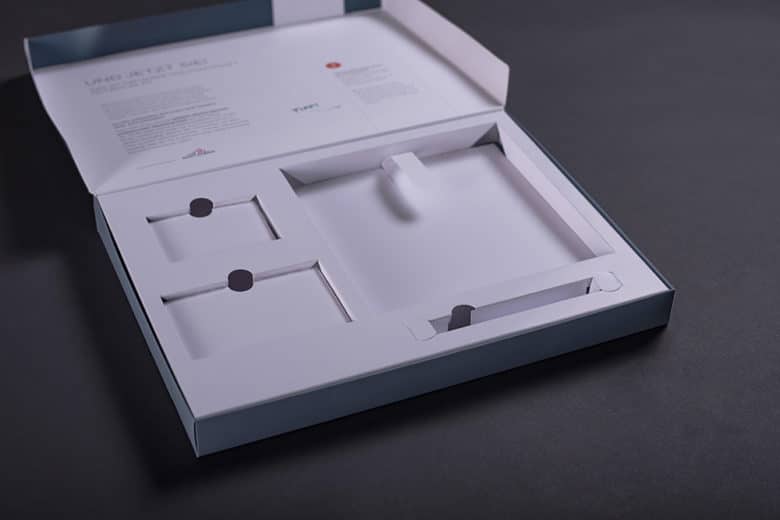 Das innenleiben einer ca DInA3 Verpackung ist zu sehen mit mehreren Aussparungen für unterschiedliche Drucksachen