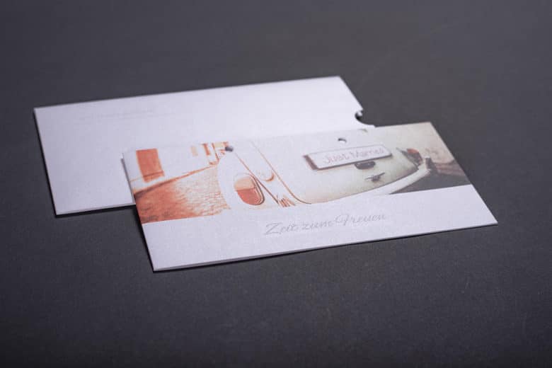 farbig bedruckte und hochwertig veredelte Einladungskarte inkl einem geprägten Schuber