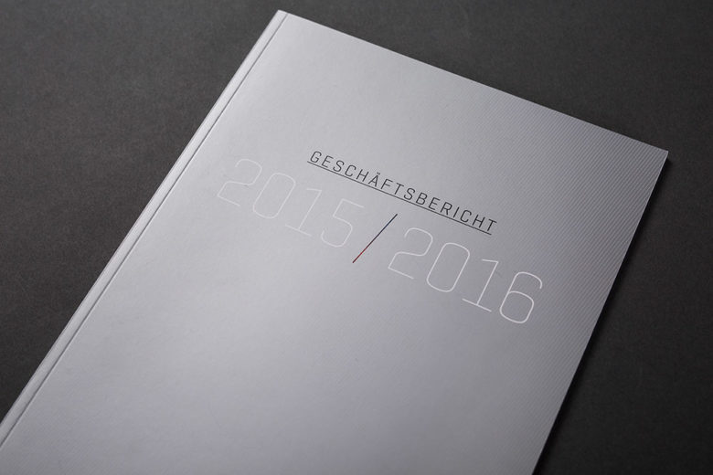 ein sehr hochwertig gedruckter und veredelter geschäftsbericht mit Registerstanzung