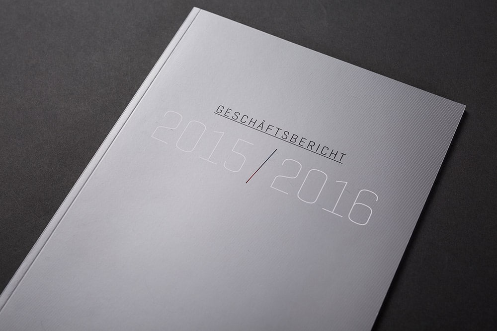 ein sehr hochwertig gedruckter und veredelter geschäftsbericht mit Registerstanzung