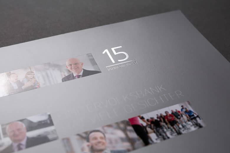 eine Nahaufnahme eines hochwertig gedruckten und veredelten Geschäftsdrucksache