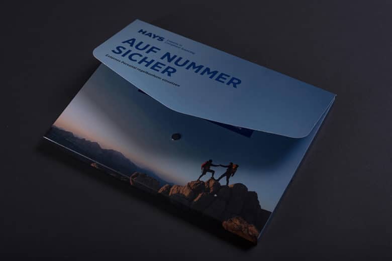 Eine hochwertig gedruckte Mappe in einem ca DIN A4 Querformat mit magnetischer Klappe