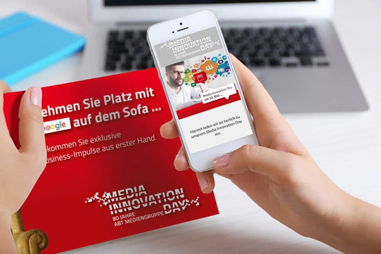 Ein Smartphone wird über eine gedruckte Einladungskarte gehalten und über die nfc Technik eine landingpage automatisch geöffnet