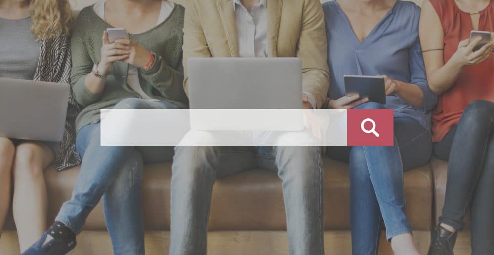 Auf verschiedenen Endgeräten suchende Personen