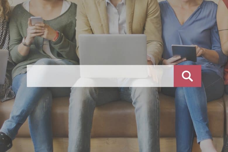 Auf verschiedenen Endgeräten suchende Personen
