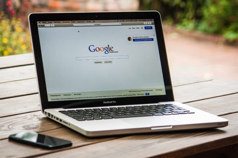 Ein aufgeklappter Laptop bei der die Google Suche offen ist