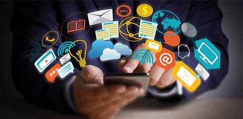 Ein Mann tippt auf ein Smartphone, verscheidene Icons sind über dem Smartphone zu sehen