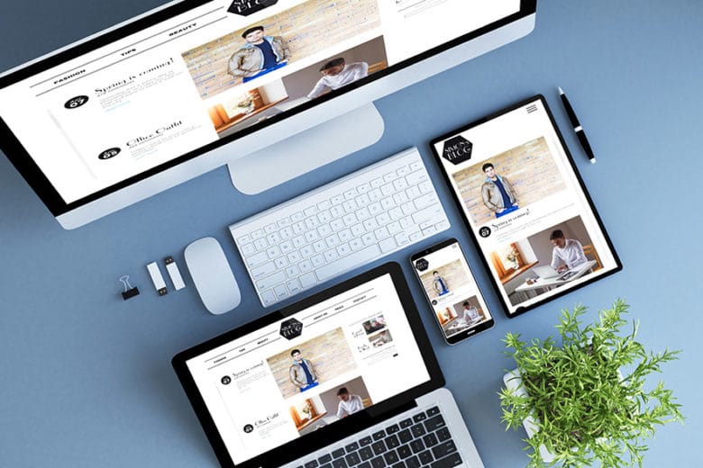 Von oben sieht man einen großen Monitor, Tablet unde smartphone die alle eine für das jeweilige device optimierte Darstellung einer Website haben