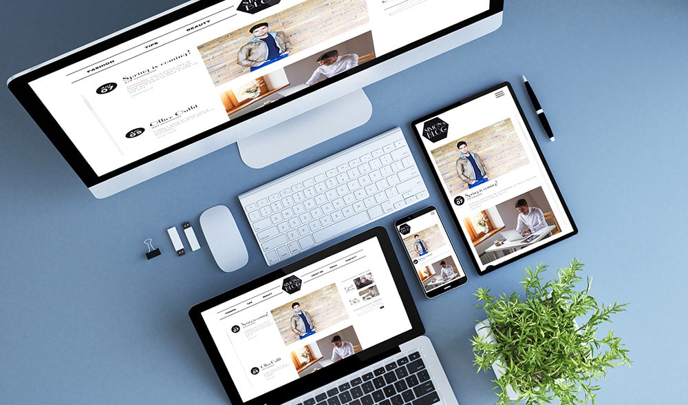 Von oben sieht man einen großen Monitor, Tablet unde smartphone die alle eine für das jeweilige device optimierte Darstellung einer Website haben