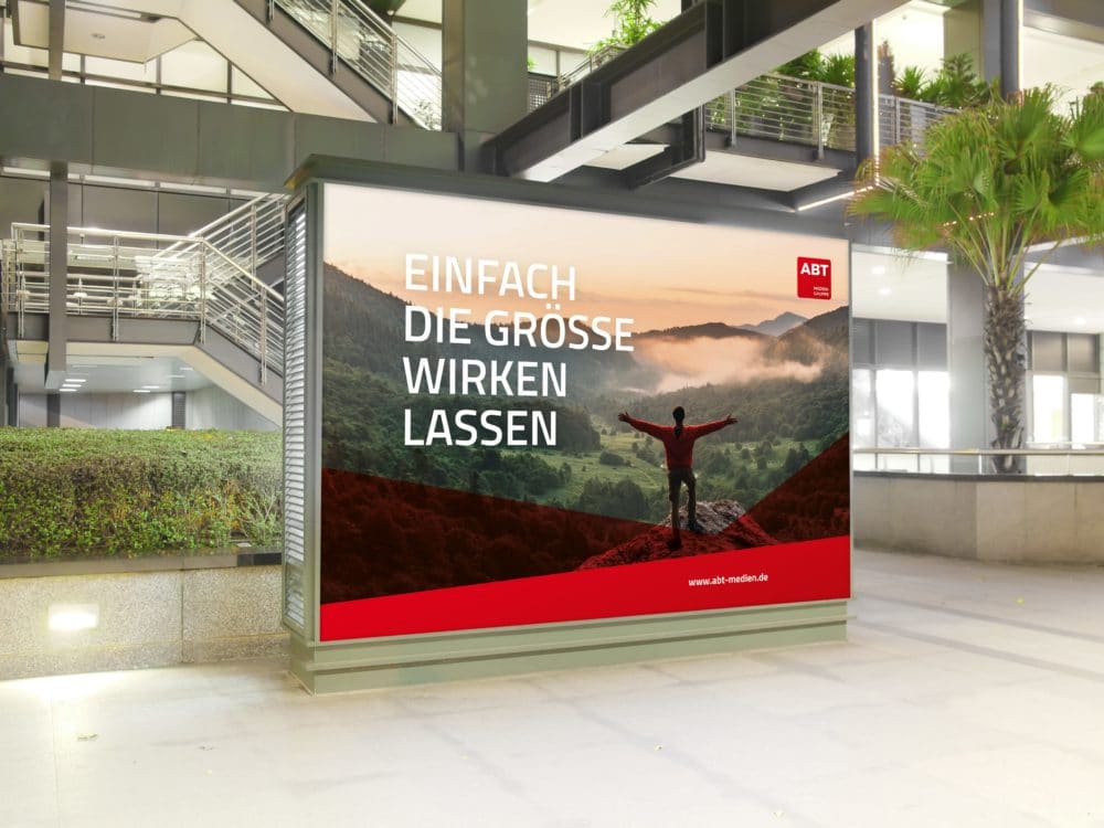 gedrucktes Displays, beziehungsweise Großflächenplakat an einer Straße mit Werbung