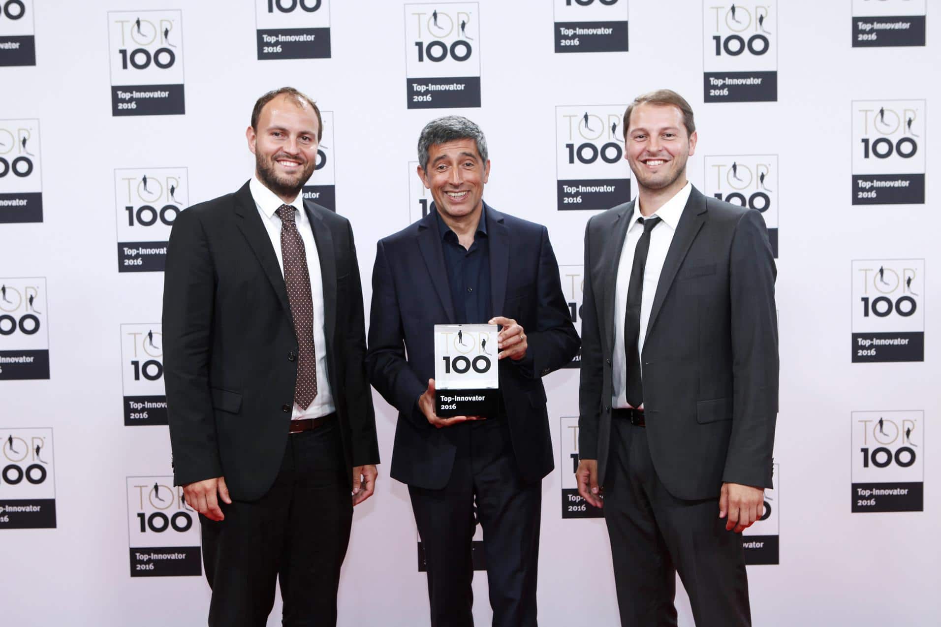 Michael und Matthias Abt bei der Preisverleihung Top 100 Unternehmer 2016. Zwischen ihnen steht Mentor Ranga Yogeshwar.
