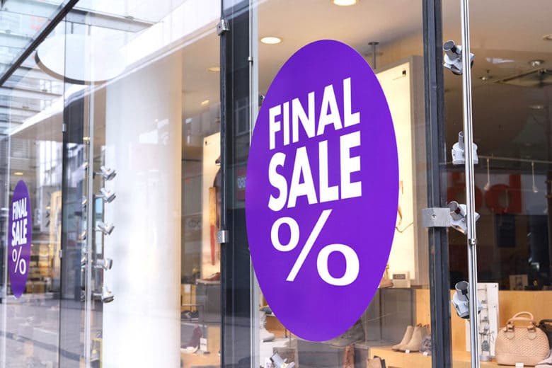 runder Aufkleber auf Fensterscheibe mit Aktionsangebot