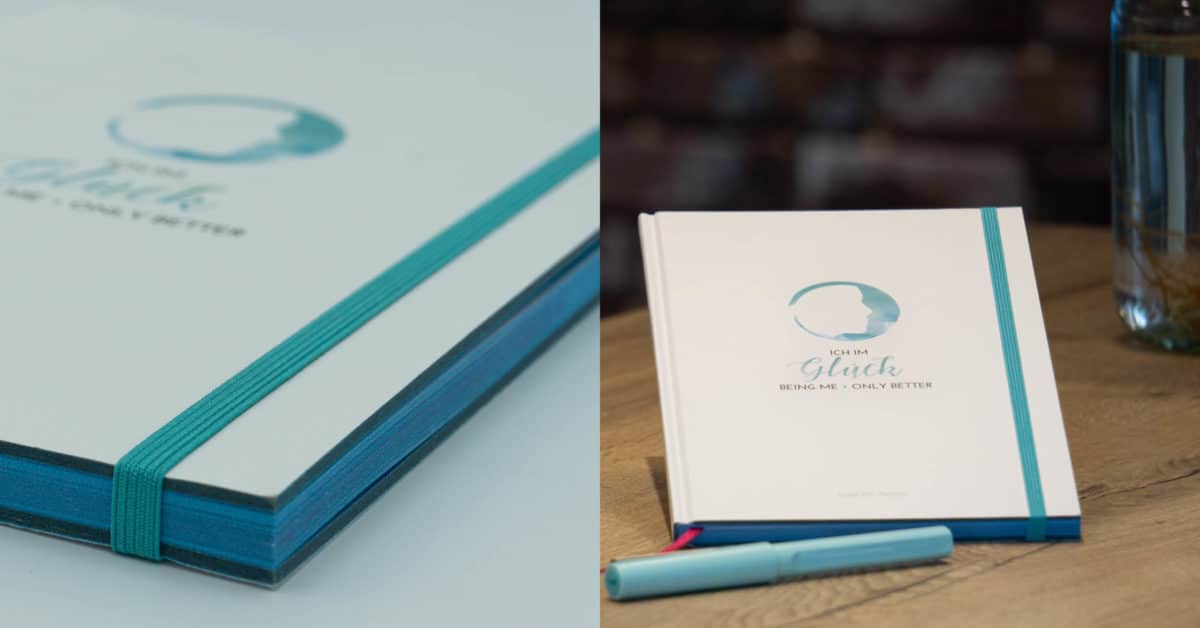 Bild von einem geschlossenen und aufgeschlagenen Buch mit blauem Farbschnitt