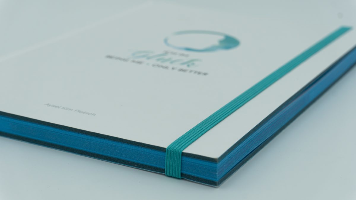 Buch von der Seite fofografiert mit Blick auf die Ecke