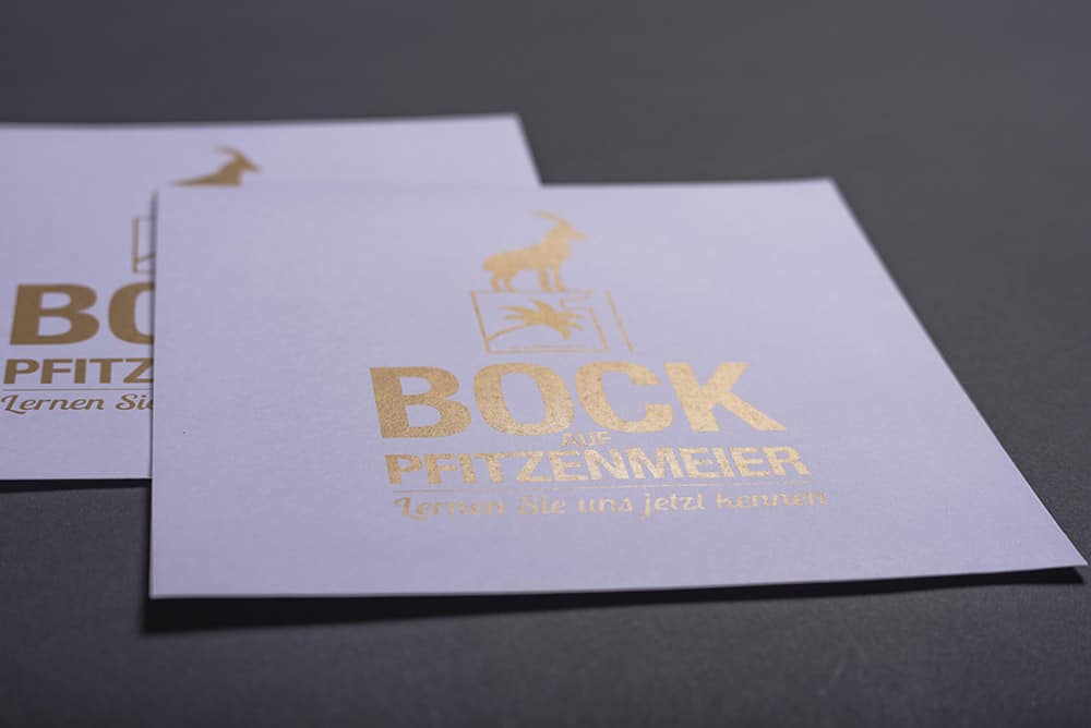 ein quadratischer Briefumschlag, der mit Sonderfrabe Gold im Digitaldruck bedruckt wurde