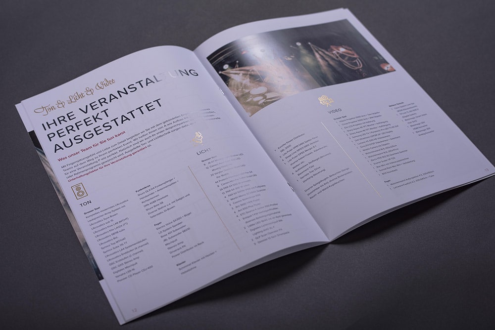 aufgeschlagene Broschüre