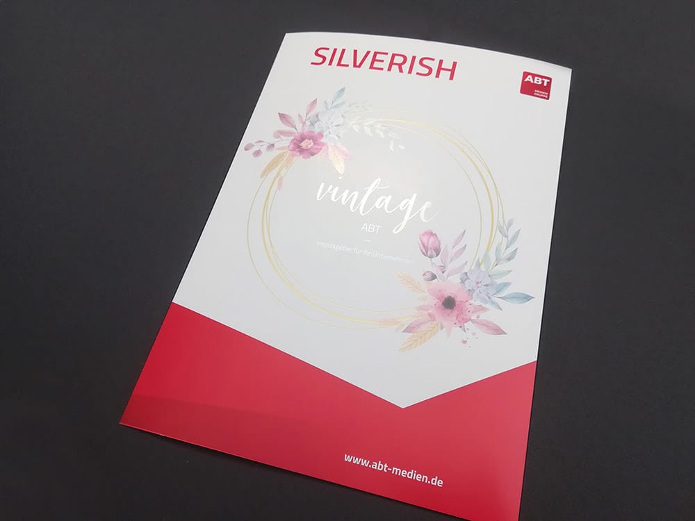 hochwertig gedruckter Flyer mit Grafiken, die durch unterdrucken von Gold und Silber iriodirisierend wirken