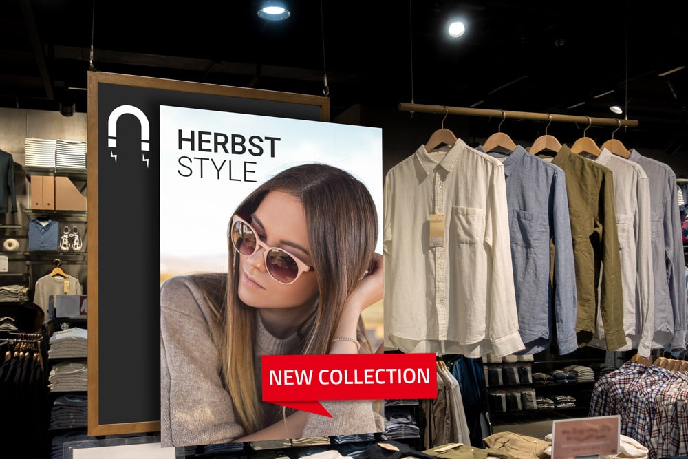 Eine große Leinwand, auf der eine magentische und bedruckte Folie angebracht ist