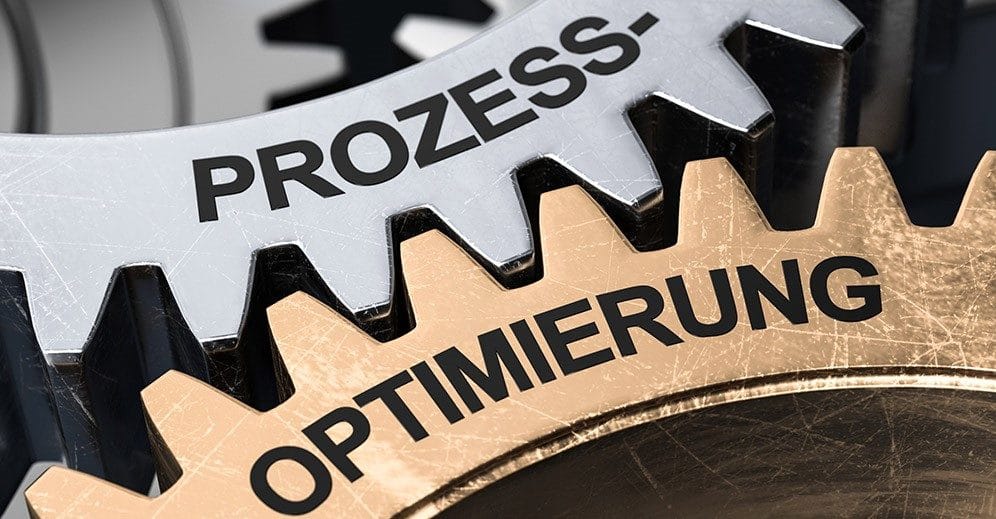 Zwei Zahnräder die ineinander greifen und auf denen das Wort Prozessoptimierung steht.