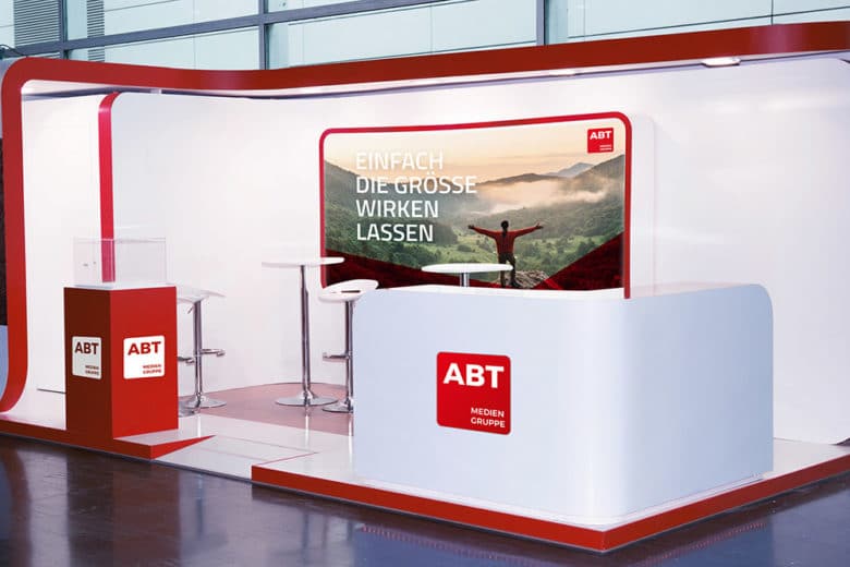 Es ist ein Messestand zu sehen bei dem Plakate und Displays auf eine Druckerei gebranded sind