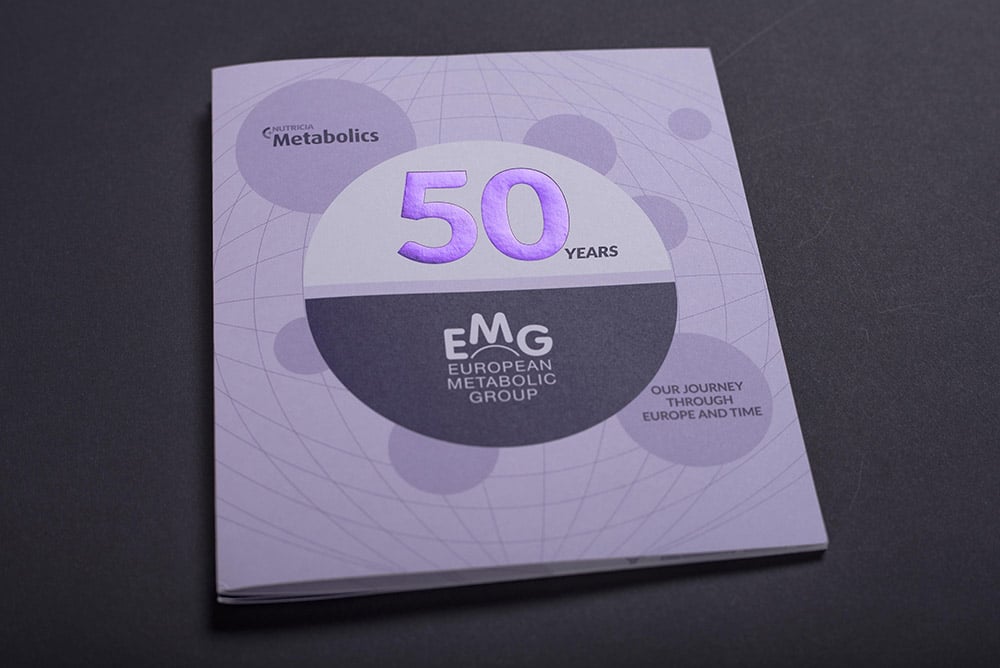 eine Broschüre, deren Titel sehr hochwertig mit einer lilafarbenen Folienprägung veredelt ist