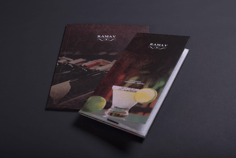 Cocktailkarte und Getränkekarte liegen nebeneinander