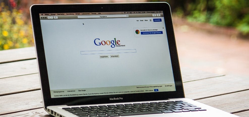 Es ist ein geöffneter Laptop mit zu sehen der die Startseite von Google anzeigt