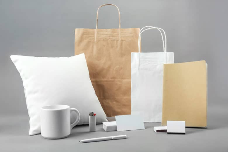 mehrere unbedruckte Werbemitel wie Tuten und Taschen